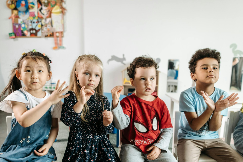 bilingualism cognitive benefits four kids learning numbers diverse classroom